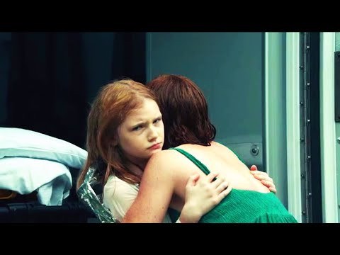 Девочка провела ночь в лесу и теперь странно смотрит на брата