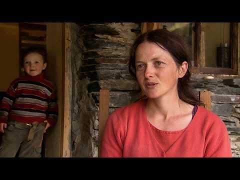 他們住在海拔2500米的高山上，不使用機械耕作，堅守原始的農耕生活