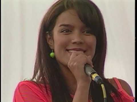 @KarolG's first time on stage. #ShowDeLasEstrellas