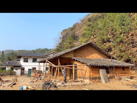 A genius man renovates the messy, dilapidated house his grandfather gave him