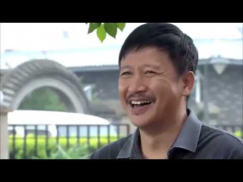 富婆瞧不起大叔吃剩菜，結果下秒兒子竟跟大叔一起吃