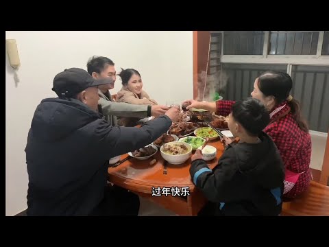 带老挝媳妇去农村老家过年，直言在中国过年太热闹了，收到压岁红包太高兴了#老挝媳妇 #过年 #农村生活 #除夕 #年夜饭