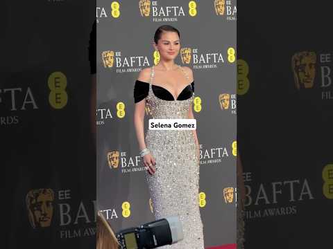 Selena Gómez brilla como su anillo de compromiso 💍 en los BAfTA