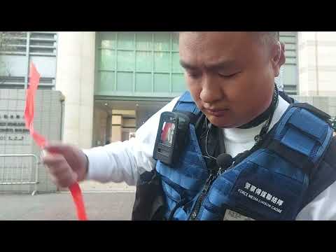 黎智英先生三罪成。法庭門外。很多警察戒備。有兩隻警犬。2025.12.5