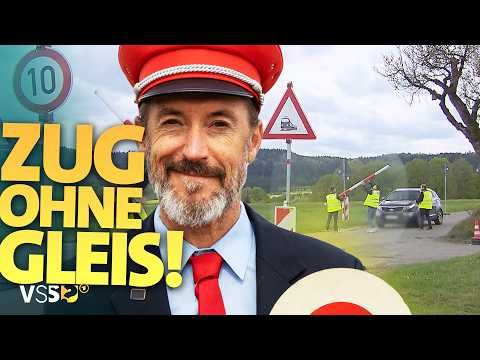 Warten auf den Zug: An diesem Bahnübergang gibt es gar keine Gleise! | Verstehen Sie Spaß?