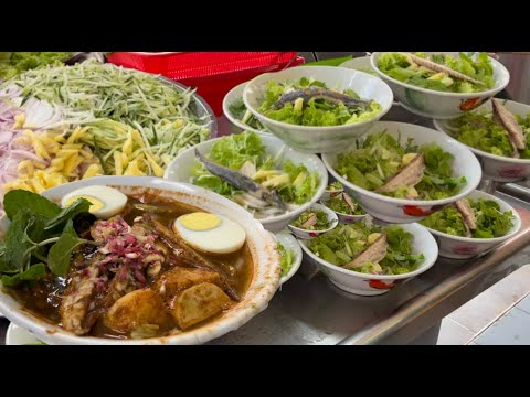 槟城一家在小巷子的Laksa，传统风味，汤鲜浓郁，平常时间都要煮四大桶……