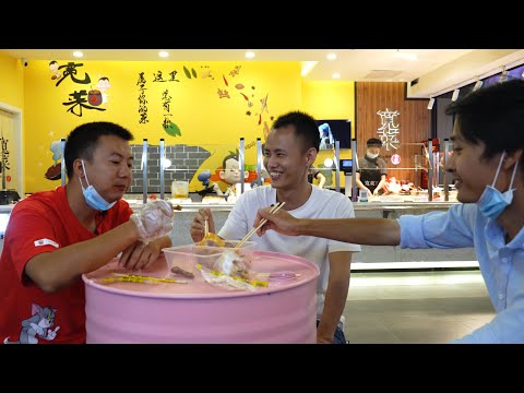 邀请华农兄弟来品尝宽菜卤味，兄弟尝后一致好评，直呼想带走配方