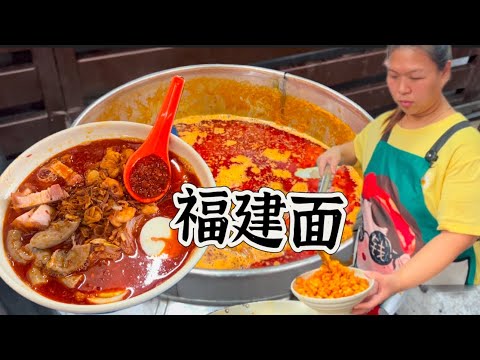 槟城公芭一家传承三代的福建面，一星期只营业三天，每天要用六公斤三种虾壳熬煮汤底，色香味俱全……