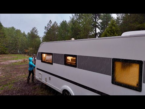 CAMPING IN HEAVY RAIN WITH THE COMFORT OF HOME IN A CARAVAN WITH A STOVE
