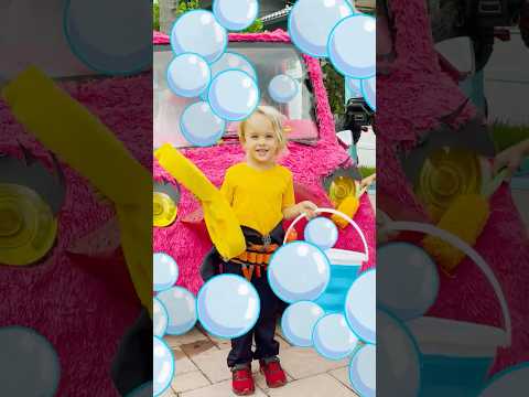 كريس يساعد والدته غسل السيارة