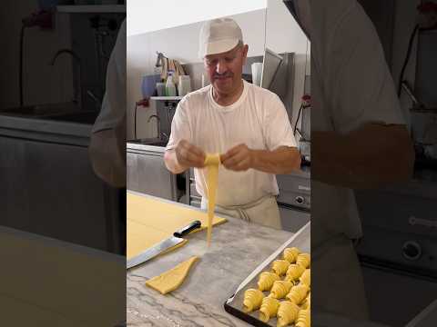Façonnage des CROISSANTS portugais ! Un vrai maître boulanger portugais #bakery #food