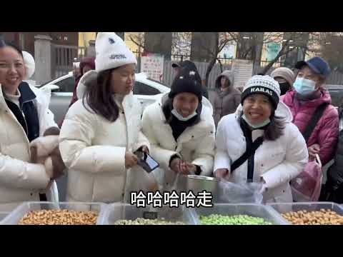 哈尔滨火啦，早市摆摊卖点货，让广东美女包围