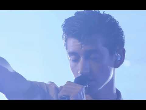 Alex Turner stopping and waiting a sec