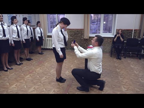 Сержант полиции получила предложение выйти замуж во время присяги