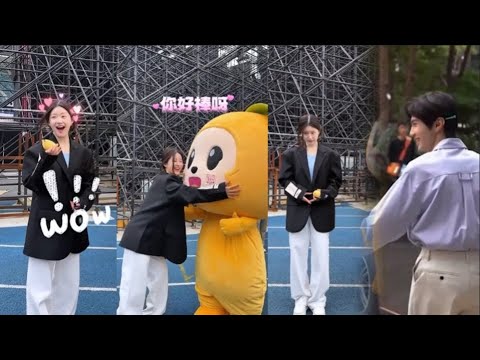 【最新售後】趙露思在片場模仿玩偶比愛心，偷偷看它真面目，陳哲遠被她可愛到！【偷偷藏不住Hidden Love】#赵露思 #陈哲远