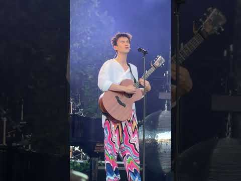 Jacob Collier speaks German and sings "kleines Blau" :-) (Little blue)