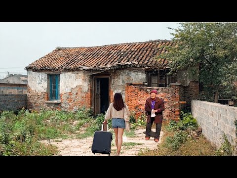 A single woman bought a weed-ridden house and successfully renovated it with her family