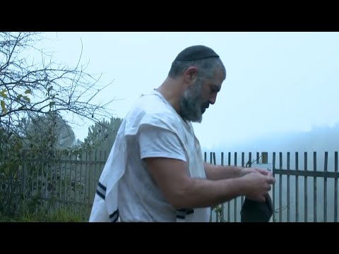 צבי, האופנוע ואלוהים | צבי יחזקאלי על ההתקרבות לדת והחזרה לאהבתו הגדולה אחרי 15 שנה