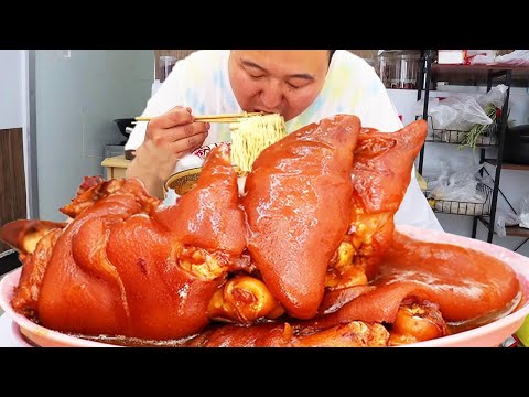 4 big pig trotters, A Qiang makes ”marinated pig trotters”, spicy Q-bomb
