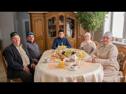 How does a LARGE farmer's family live in a village in Tatarstan?Russia today. A hereditary beekeeper