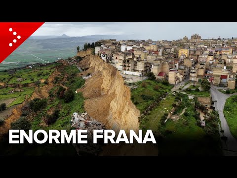 Enorme frana a Niscemi in Sicilia. Le case iniziano a crollare: i primi crolli visti dal drone