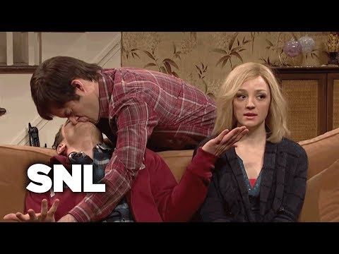 Kissing Family: Lonny Comes Home for Christmas - SNL