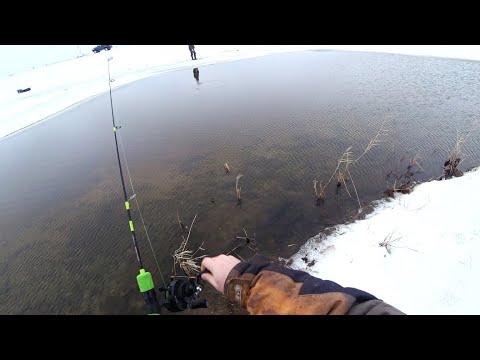 Нашли советскую бурилку. Вода не замерзает даже зимой. И давай там таскать.