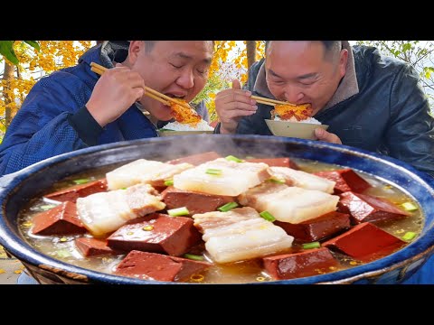 摘點高麗菜，二弟做“肥肉燉豬血”，湯汁濃鬱吃完全身暖呼呼【鐵鍋視頻】
