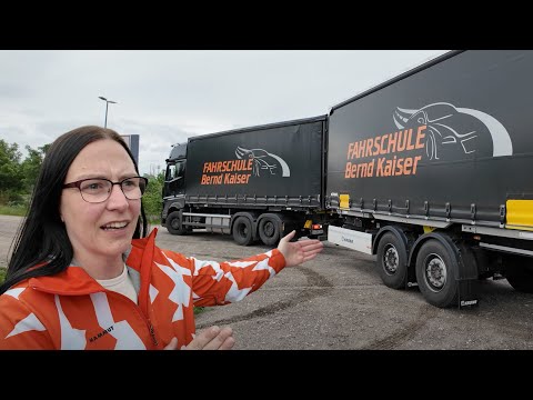 Frauen machen CE LKW Führerschein Bernd Kaiser Fahrstunde Truckerin Biene und Anhänger einparken