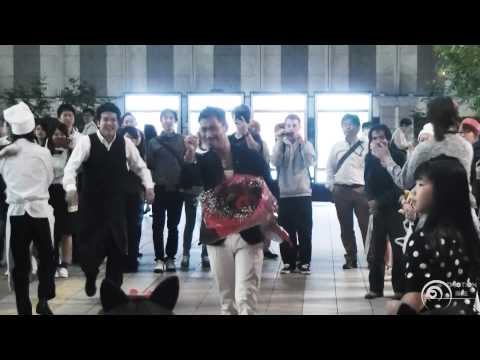 Flashmob surprise proposal フラッシュモブ サプライズ プロポーズ One Direction Live While We're Young JR大阪駅 "カリヨン広場