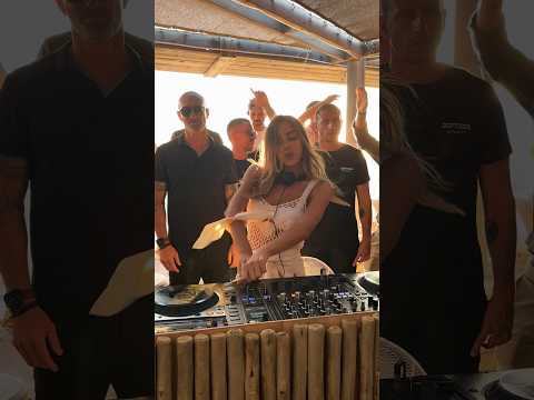 He feels the #vibe 🕺🕶️  #dj #giadabrince