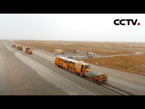 【ENG SUB】探秘地表最强“闭环”！世界首条环沙漠铁路就在新疆！新疆的宝藏美景快要藏不住了 |《走进新疆》第2集 逾沙轶漠 CCTV中文国际