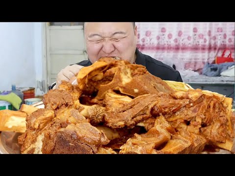 🔥【酱焖牛排真香预警】20斤豪横大牛排！酱焖浓郁超入味！搭配蘸料这一口直接馋哭了！