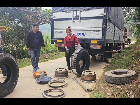 Horrible tire explosion when truck carrying heavy goods, girl rescues vehicle on the road