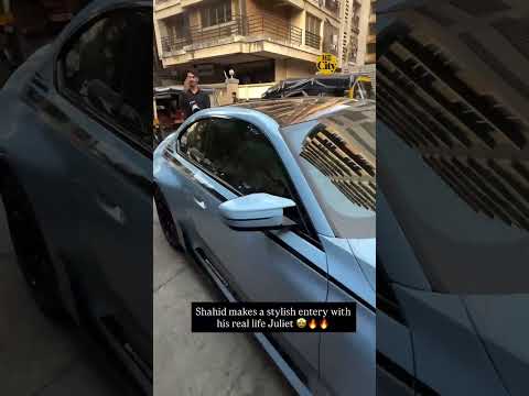 Shahid Kapoor makes looking charming so effortless 🤩😍😍