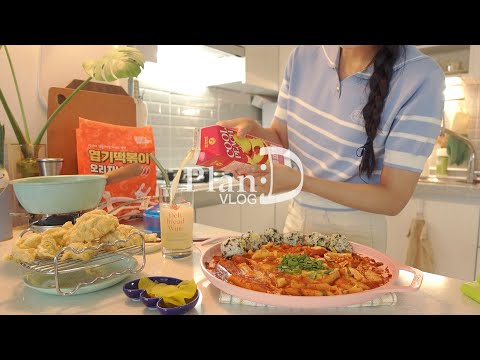 ENG│너무 매운 떡볶이와 아이스크림 푸딩. 삼색전과 곰 츄러스 만들기. 친구 옷 수선해주고 토마토 탕후루 먹는 자취브이로그