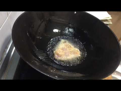 家常菜铁板黑胡椒洋葱猪排、清炒通菜和荷包蛋。