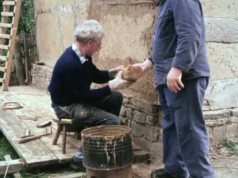 Verkleiden der Wetterwand mit Stroh