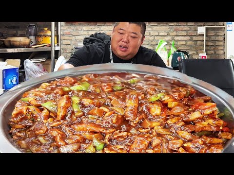 [Fat Monkey Boy's Latest] Monkey Brother hasn't eaten hand-rolled noodles for a long time. It's gre