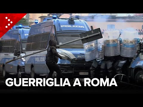 Roma, scontri alla manifestazione pro Palestina: è guerriglia, le immagini da più angolazioni