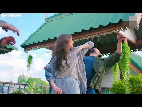 بنت جامدة بتضرب عصابة وبتنقذ شاب غني فبيشغلها عنده تحميه هو وابن أخته لحد ما بيحبها ويتجوزها ويخلفوا