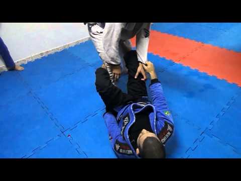 Macaco Louco JJ. Escolinha 01 jul  berimbolos e finalizações.