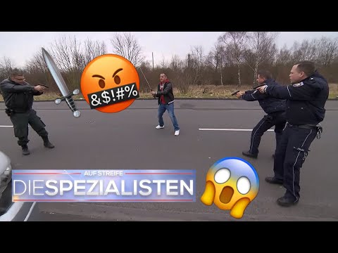 "Ich drehe durch!" 🤬🔪 Mann geht mit Samuraischwert auf Polizisten los 😱 ​| Die Spezialisten | SAT.1