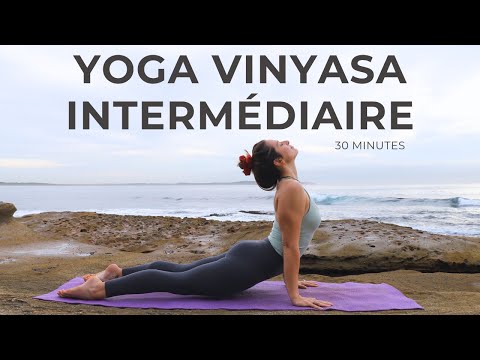 🌊 Yoga Vinyasa Intermédiaire – Flow 30 minutes en français | Fluidité, souffle & mouvement conscient