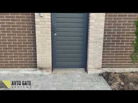 Откатные ворота с калиткой из металлосайдинга.