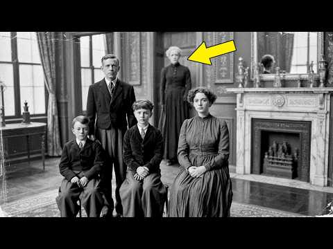 A 1913 portrait seemed ordinary—until the frame’s glass reflected someone already dead