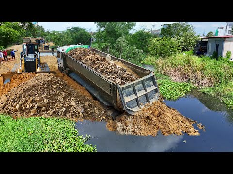 Be on guard Landfill!! Dump Truck 25.5Ton back uploading Stuck rescue by powerful Bulldozer, Mix VDO