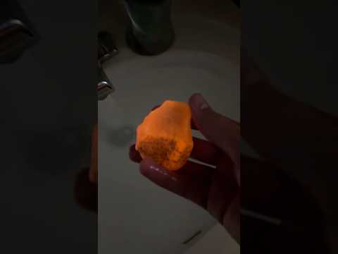 This weird rock glows when heated…#experiment #science #scienceexperiment #physics #satisfying #cool