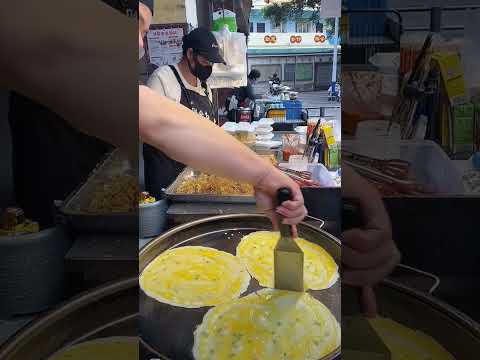 A breakfast stall run by a couple in Guangxi, serving fried rice noodles,chow mein,and egg pancakes