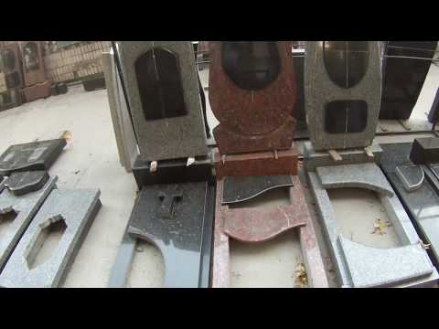 Пример выставки памятников. Низ памятников. Плиты гранитные. Гранитные памятники. #Гранитоптом